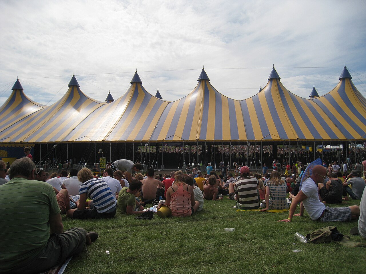 Alphatent op Lowlands met publiek op het gras